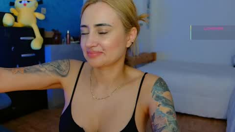 Snapshot of pennyy__ chatting on May 27, 10:29 pm Hi Im Penelope better vibrations 1111 online show from May 27, 10:29 pm