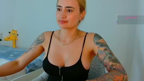 Snapshot of pennyy__ chatting on June 2, 10:01 pm Hi Im Penelope better vibrations 1111 online show from June 2, 10:01 pm