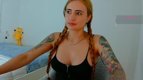Snapshot of pennyy__ chatting on June 3, 10:07 am Hi Im Penelope better vibrations 1111 online show from June 3, 10:07 am