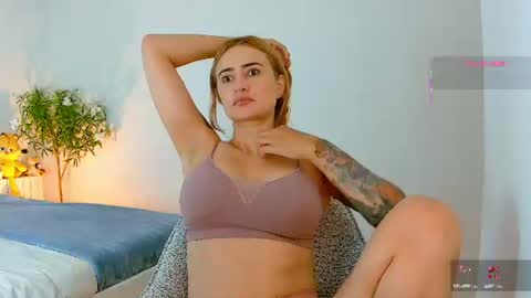 Snapshot of pennyy__ chatting on July 11, 11:57 am Hi Im Penelope better vibrations 1111 online show from July 11, 11:57 am
