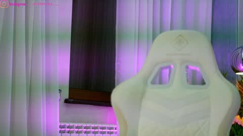 Dee online show from February 19, 7:54 pm