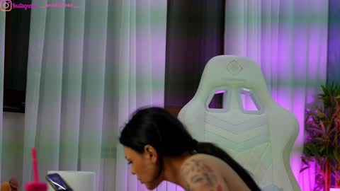 Dee online show from March 18, 7:28 pm