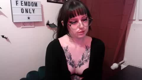 Snapshot of persephones_garden chatting on April 22, 12:07 pm Persephone online show from April 22, 12:07 pm