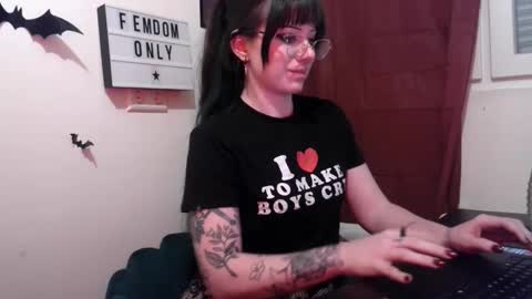 Snapshot of persephones_garden chatting on April 25, 12:08 pm Persephone online show from April 25, 12:08 pm