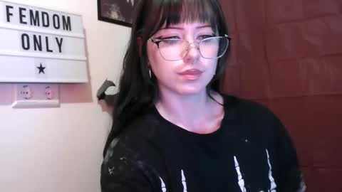 Snapshot of persephones_garden chatting on April 29, 12:09 pm Persephone online show from April 29, 12:09 pm