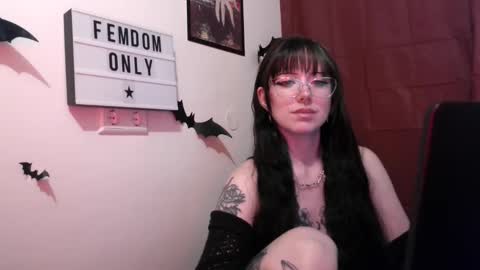 Snapshot of persephones_garden chatting on May 5, 12:13 pm Persephone online show from May 5, 12:13 pm