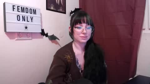 Snapshot of persephones_garden chatting on May 14, 12:12 pm Persephone online show from May 14, 12:12 pm