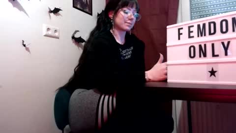 Snapshot of persephones_garden chatting on May 19, 12:11 pm Persephone online show from May 19, 12:11 pm