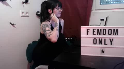 Snapshot of persephones_garden chatting on May 27, 12:02 pm Persephone online show from May 27, 12:02 pm