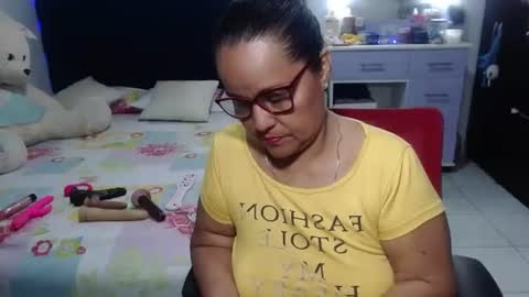 Snapshot of pervert_mommy_x chatting on April 16, 9:32 am SAMY online show from April 16, 9:32 am