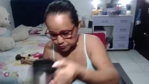 Snapshot of pervert_mommy_x chatting on April 22, 9:33 am SAMY online show from April 22, 9:33 am
