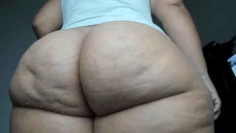 Snapshot of pervertt_mommy chatting on February 5, 8:52 am Alexandra online show from February 5, 8:52 am