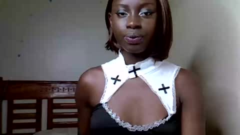 Snapshot of petite_charm chatting on April 9, 8:47 pm Charm online show from April 9, 8:47 pm