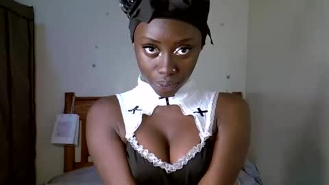 Snapshot of petite_charm chatting on April 17, 10:24 pm Charm online show from April 17, 10:24 pm