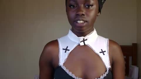 Snapshot of petite_charm chatting on April 27, 7:39 am Charm online show from April 27, 7:39 am