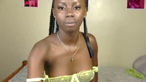 Snapshot of petite_charm chatting on May 20, 3:24 am Charm online show from May 20, 3:24 am