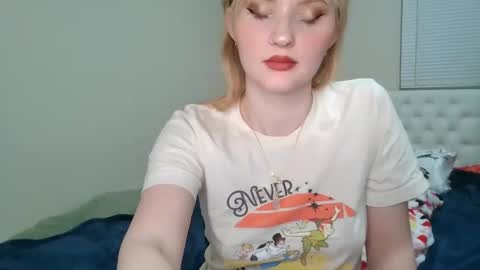 Snapshot of petite_cupcake chatting on March 6, 2:30 am Little cupcake online show from March 6, 2:30 am