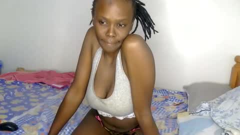 Snapshot of petite_desiree chatting on May 30, 10:40 pm Desiree online show from May 30, 10:40 pm