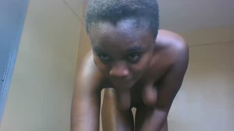 Snapshot of petite_linsey chatting on April 5, 11:29 am linsey online show from April 5, 11:29 am