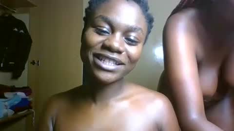 Snapshot of petite_linsey chatting on May 14, 11:11 pm linsey online show from May 14, 11:11 pm