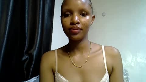 Snapshot of petite_melinda chatting on June 8, 1:28 am petite_melinda online show from June 8, 1:28 am