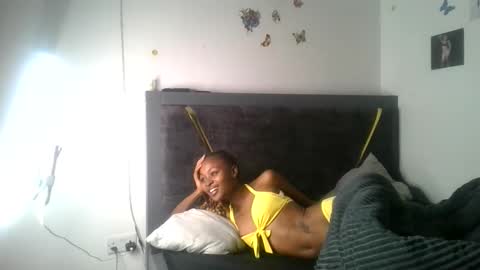 Snapshot of petite_queen69 chatting on June 6, 6:01 pm petite_queen69 online show from June 6, 6:01 pm