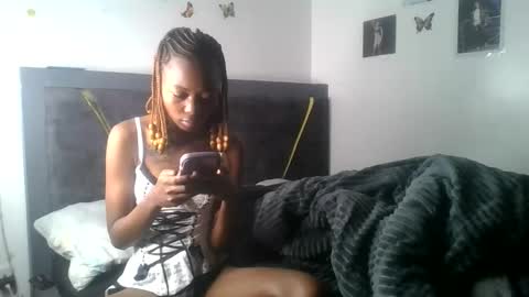 Snapshot of petite_queen69 chatting on June 8, 3:29 am petite_queen69 online show from June 8, 3:29 am