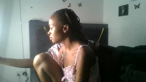 Snapshot of petite_queen69 chatting on June 10, 12:11 am petite_queen69 online show from June 10, 12:11 am
