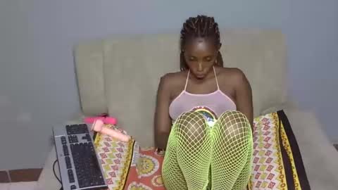 Snapshot of petite_tanya chatting on December 7, 9:00 pm Tanya online show from December 7, 9:00 pm