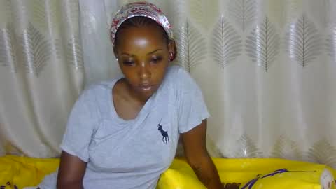 Snapshot of petite_tanya chatting on February 14, 2:39 am Tanya online show from February 14, 2:39 am