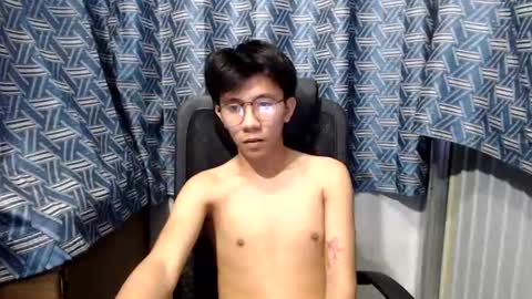 Snapshot of petiteasian_boy chatting on July 23, 9:18 am cute vir online show from July 23, 9:18 am