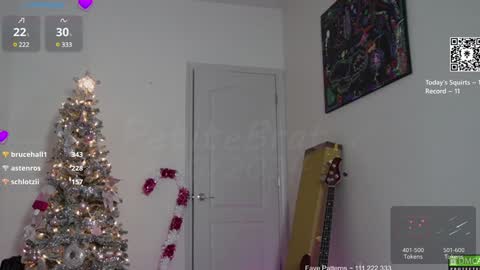 Snapshot of petitebrat chatting on December 10, 7:00 pm PiperAvery online show from December 10, 7:00 pm