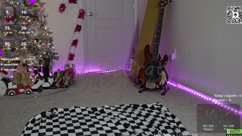 Snapshot of petitebrat chatting on December 14, 12:01 am PiperAvery online show from December 14, 12:01 am