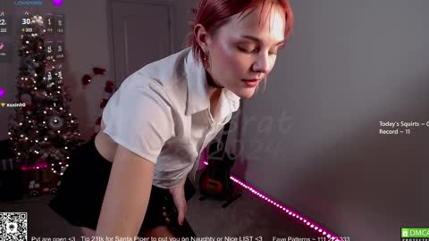 Snapshot of petitebrat chatting on December 27, 1:43 am PiperAvery online show from December 27, 1:43 am