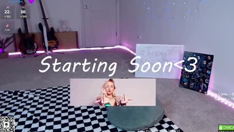 Snapshot of petitebrat chatting on February 25, 6:42 pm PiperAvery online show from February 25, 6:42 pm