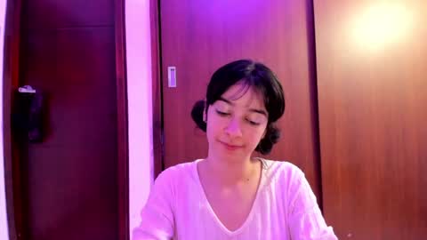 Snapshot of petitee_lunna chatting on December 18, 6:32 am Lunna online show from December 18, 6:32 am
