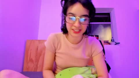 Snapshot of petitee_lunna chatting on December 21, 2:19 am Lunna online show from December 21, 2:19 am