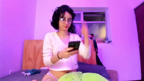 Snapshot of petitee_lunna chatting on January 1, 2:51 am Lunna online show from January 1, 2:51 am