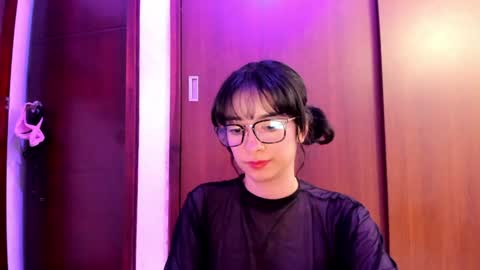 Snapshot of petitee_lunna chatting on February 2, 12:40 am Lunna online show from February 2, 12:40 am