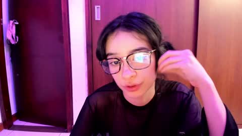 Snapshot of petitee_lunna chatting on February 2, 5:21 am Lunna online show from February 2, 5:21 am