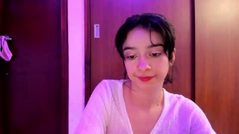 Snapshot of petitee_lunna chatting on February 3, 1:09 am Lunna online show from February 3, 1:09 am