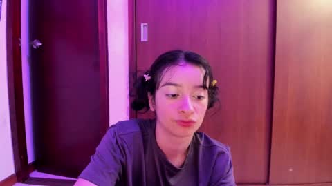 Snapshot of petitee_lunna chatting on February 23, 5:12 am Lunna online show from February 23, 5:12 am