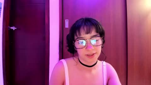 Snapshot of petitee_lunna chatting on March 1, 1:53 am Lunna online show from March 1, 1:53 am