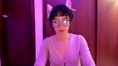 Snapshot of petitee_lunna chatting on March 3, 12:48 am Lunna online show from March 3, 12:48 am