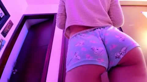 Snapshot of petitee_lunna chatting on March 3, 3:52 am Lunna online show from March 3, 3:52 am