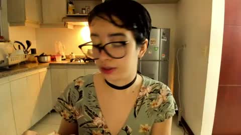 Snapshot of petitee_lunna chatting on June 11, 12:54 am Lunna online show from June 11, 12:54 am