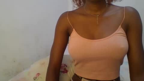 Snapshot of petiteediva chatting on April 22, 2:36 am diva online show from April 22, 2:36 am