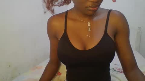 Snapshot of petiteediva chatting on April 23, 2:46 am diva online show from April 23, 2:46 am
