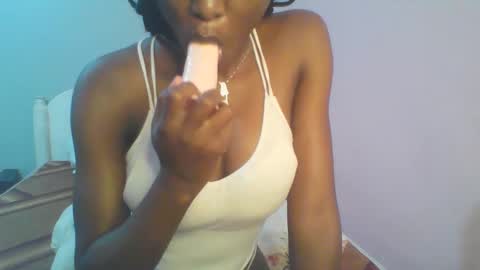 Snapshot of petiteediva chatting on May 17, 2:42 am diva online show from May 17, 2:42 am