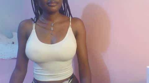 Snapshot of petiteediva chatting on May 19, 2:29 am diva online show from May 19, 2:29 am